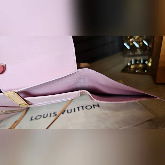 Authentic LOUIS VUITTON Vernis Walker Pink Tri-Fold Crossbody Wallet - Picture 9 of 14